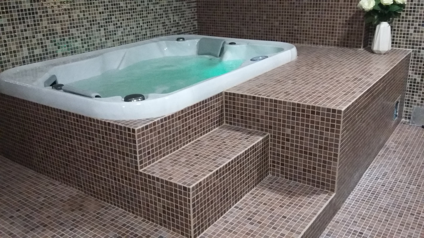 SPA BWT ST 2.18 WITH TWO LOUNGERS