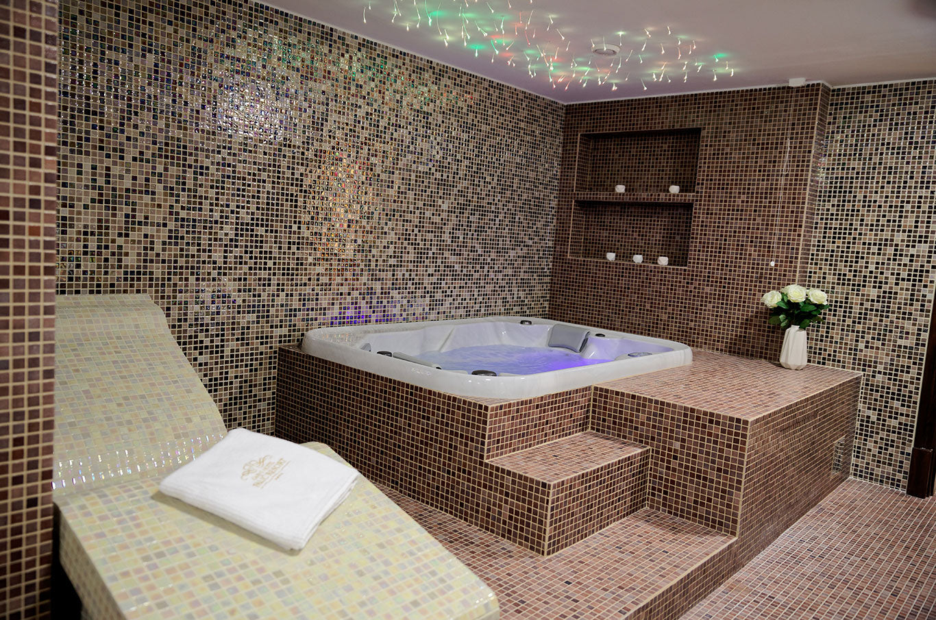 SPA BWT ST 2.18 WITH TWO LOUNGERS